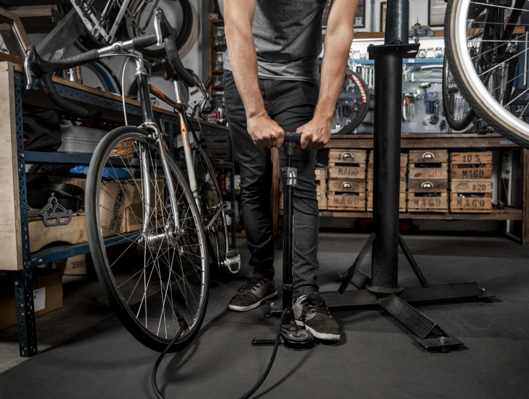 Cómo mantener la bicicleta: revisa la presión de los neumáticos